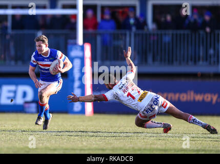 Belle Vue, Wakefield, Großbritannien. 10 Feb, 2019. Betfred Super League Rugby, Wakefield Trinity gegen St Helens; Jacob Miller von Wakefield Trinity geht vorbei Dominique Peyroux von St Helens Credit: Aktion plus Sport/Alamy leben Nachrichten Stockfoto