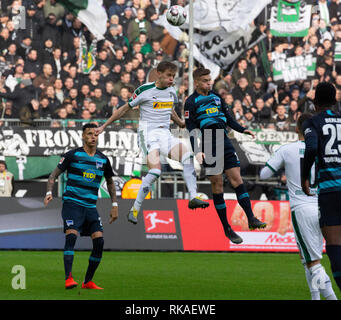 Sport, Fußball, Bundesliga, 2018/2019, Borussia Mönchengladbach vs Hertha BSC Berlin 0-3, Stadion Borussia Park, Szene des Spiels, Antenne Duell zwischen Matthias Ginter (MG) 2. f.l. und Maximilian Mittelstaedt (Hertha), links Davie Selke (Hertha), DFL-Bestimmungen verbieten die Verwendung von Fotografien als BILDSEQUENZEN UND/ODER QUASI-VIDEO Stockfoto