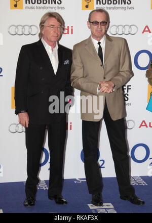 Jun 28, 2013 - London, England, UK - der Status Quo (L) Rick Parfitt und Francis Rossi kommt an der Nordoff-Robbin Silber Notenschlüssel Awards, bei der Hil gehalten Stockfoto