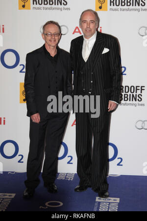 Jun 28, 2013 - London, England, UK-Topper Headon (L) und Mick Jones von The Clash kommt an der Nordoff-Robbin Silber Notenschlüssel Awards, bei der Hil gehalten Stockfoto