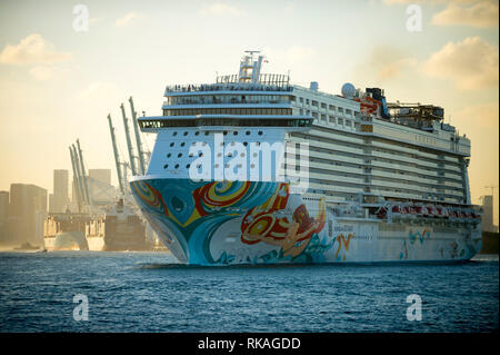 MIAMI - Dezember 25, 2018: Die norwegische Getaway Kreuzfahrtschiff, die Kerben ein C für die Reduzierung der Luftverschmutzung, Abfahrt PortMiami bei Sonnenuntergang. Stockfoto