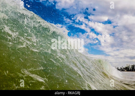 Eine Welle bricht im Meer Stockfoto