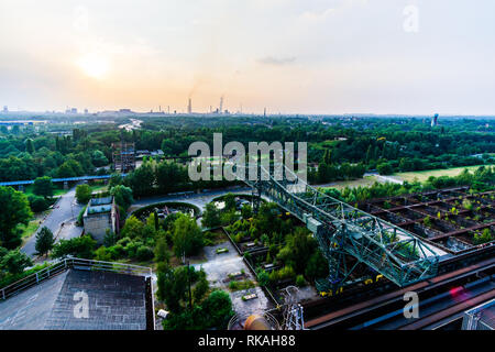 Landschaftspark Duisburg Nord alte Kran genannt grünen Krokodil in Stadt Stockfoto