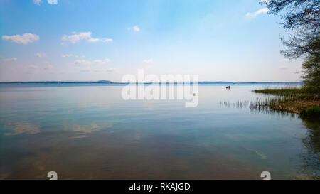 Eine leere großen flachen See mit den blauen Himmel über Stockfoto