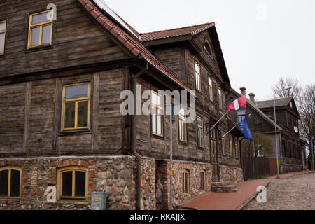 LIEPAJA, Lettland - März 2017: Holz- Architektur. Liepaja ist ein großer Platz, alte hölzerne Wohnhäuser aus dem 17., 18. und 19 Cent Stockfoto