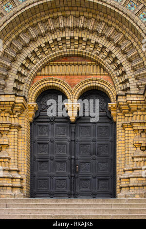 Schritte vor dem Eingang einer schönen Kirche mit Türen an der Treppe. Stockfoto