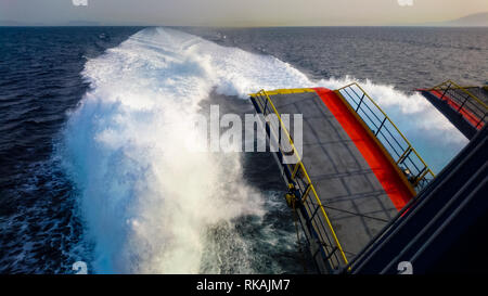 Das Ende einer Fähre entfernt schießen Wasser und Schaum aus der Drehzahl Stockfoto