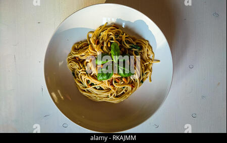 Nahaufnahme der selbst gemachte vegane Spaghetti mit Muttern, Spinat Stockfoto