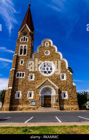 Die klassische Deutsche Lutherische Kirche Christi in Windhoek in der Einstellung von Palmen. Eine der Hauptattraktionen der Stadt. Stockfoto