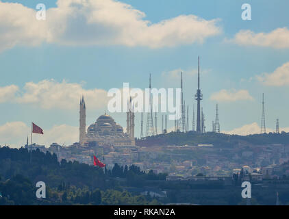 Blick auf die Sultanahmet-moschee und Kommunikation Türme an der Küste von Istanbul auf dem Hintergrund des blauen Himmels. Stockfoto