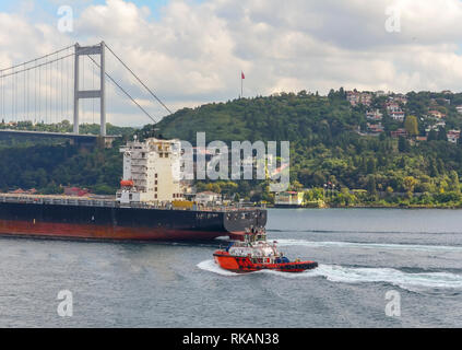 Der küstenwache Boot Escorts ein großes Frachtschiff segeln durch den Bosporus. Stockfoto