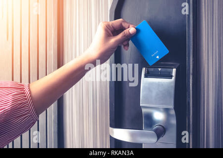 Hand einfügen Key Card Eine zum Entriegeln Sicherheit Authentifizierung im Hotel oder Apartment sichern Stockfoto