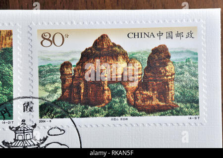 CHINA - ca. 2004: einen Stempel in China gedruckt zeigt 2004-8 Die Danxia Berg, ca. 2004 Stockfoto