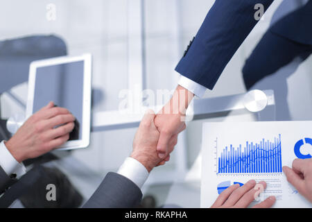 Business Handshake. In der Nähe von Männern die Hände schütteln. Stockfoto