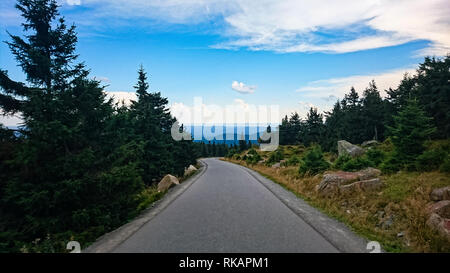 Eine Straße in die Berge, die Berge im Rücken, die trübe blauer Himmel über Stockfoto