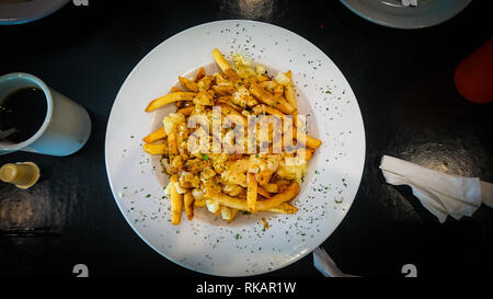 Blick von oben auf die ganze Platte der Kanadischen Poutine Stockfoto