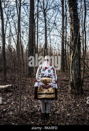 Frau in traditioneller Sokac-Kleidung im Wald in Mohacs, Ungarn Stockfoto