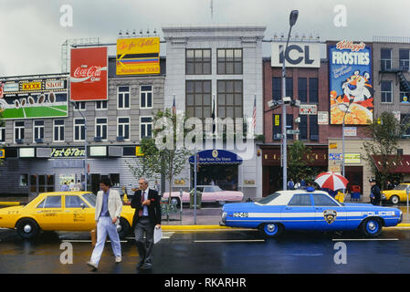 Mock New York Street Scene von Times Square an der ursprünglichen Granada Studios Tour, Manchester, England, UK. Ca. 1988 Stockfoto