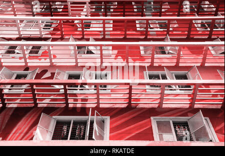 Fassade des modernen Haus mit der geöffneten Fenster. Großem Betrachtungswinkel Stockfoto