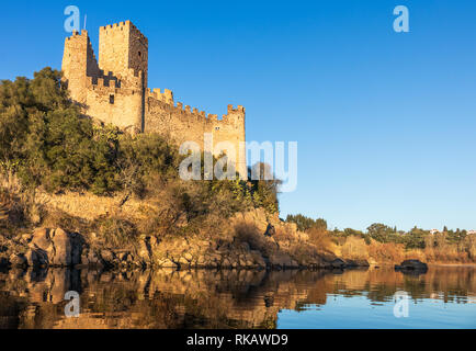 Almourol, Portugal - Januar 12, 2019: Blick auf die Burg von Almourol von den Tagus Fluss, am späten Nachmittag Sonne mit blauem Himmel leuchtet. Stockfoto