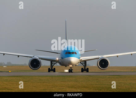 TUI Airways, Boeing 787-9 Dreamliner, GTUIK, taxying zum Abflug am Flughafen Manchester Stockfoto