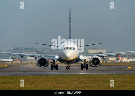 Ryanair Boeing 737-8 ALS, SP-RSN, Taxying zum Abflug am Flughafen Manchester Stockfoto