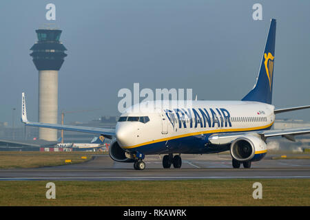 Ryanair Boeing 737-8 ALS, SP-RSN, Taxying zum Abflug am Flughafen Manchester Stockfoto