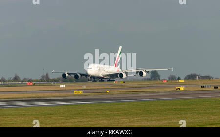 Emirates A380 A6-EDF landet auf der Start- und Landebahn am Flughafen Manchester Stockfoto