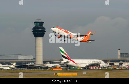 Easyjet Airbus A 320-214, OE-IVW, nehmen Sie am Flughafen Manchester Stockfoto