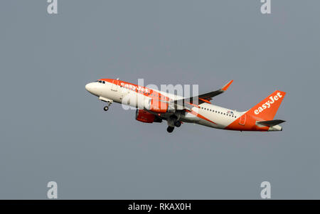 Easyjet Airbus A 320-214, OE-IVW, nehmen Sie am Flughafen Manchester Stockfoto