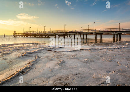 Hölzerne Seebrücke in Jastarnia Dorf auf der Halbinsel Hel im Winter Landschaft. Polen, Europa Stockfoto