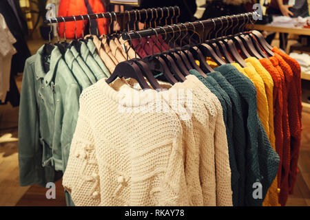 Stilvolle bunten Pullover am Rack Stockfoto