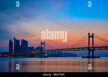 Gwangan Brücke auf sunrise mit Wolkenkratzern und dramatischen Himmel. Busan, Südkorea Stockfoto