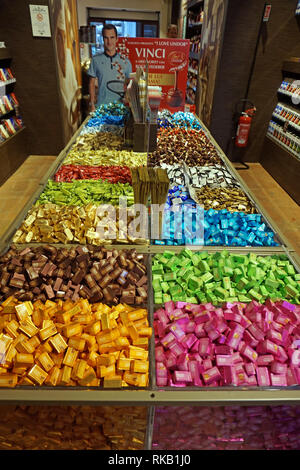 Bunte Auswahl von Lindt Schokolade in einem Geschäft in Siena Stockfoto