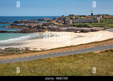 Fort Corblets und der weiße Sand von Corblets Bucht und die Mannez Leuchtturm auf Alderney. Stockfoto