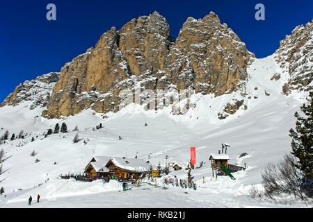 In Jimmy's Hütte am Fuße der Cirspitzen Gipfel im Winter, Colfosco, Corvara, Sellaronda, Skigebiet Alta Badia, Südtirol, Italien Stockfoto