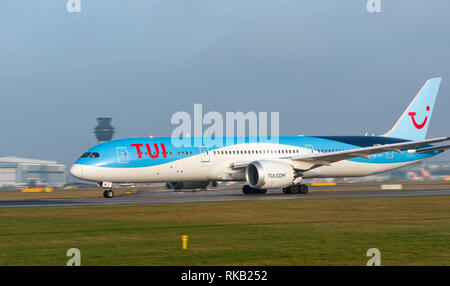 TUI Airways, Boeing 787-9 Dreamliner, G-TUIK, Rollen für Nehmen Sie am Flughafen Manchester Stockfoto