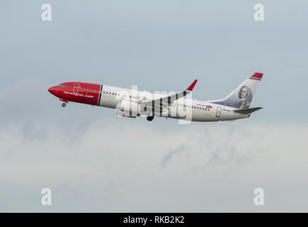 Norwegian Air Shuttle, Boeing 737-800, LN-Farbstoff namens Ludvig Holberg zieht aus Manchester Airport Stockfoto