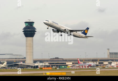 Lufthansa Airbus A 320-231, D-AIDI, zieht aus Manchester Airport Stockfoto