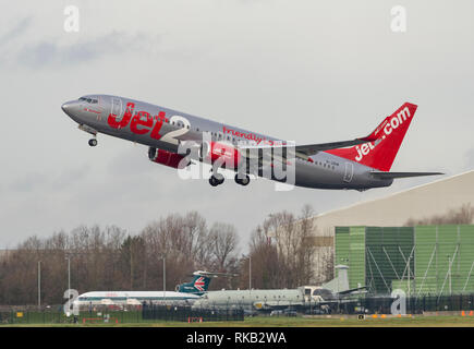 Jet2 Boeing 737-8 MG, G-JZHR nimmt vom Flughafen Manchester Stockfoto