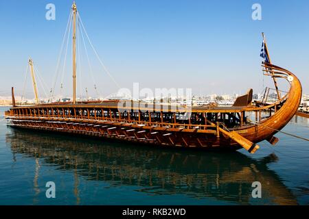 Olympias ist ein Wiederaufbau eines alten athenischen Trireme und ein wichtiges Beispiel für experimentelle Archäologie. Es ist auch eine in Auftrag gegebene Schiff in Th Stockfoto