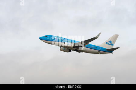 KLM Royal Dutch Airlines Boeing737-700, PH-BGE, der Fliegende Holländer' zieht aus Manchester Airport Stockfoto