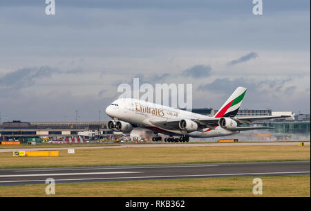 Emirates A380-800, EIN 6. EEF aus auf dem Flughafen Manchester nehmen Stockfoto