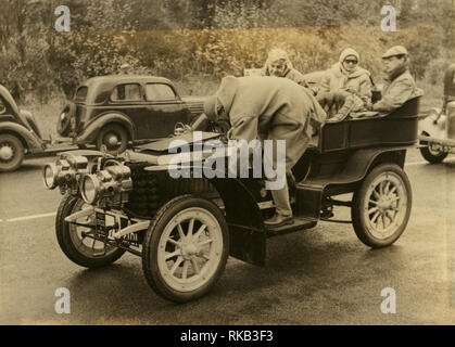 'Alte Töpfe' Rennen. Veteran Car Run in der Nähe von Brighton fotografierte in den frühen 50er Jahren. Alle Autos älter sein müssen, 31. Dezember 1904. Stockfoto