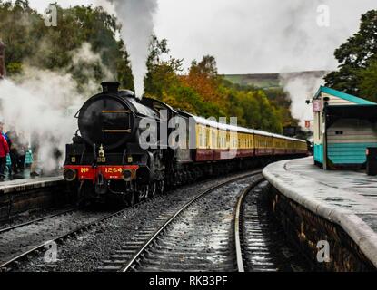 Thompson B1 verlassen Grosmont auf der North Yorkshire Steam Railway Stockfoto
