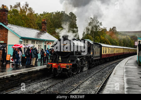 Thompson B1 verlassen Grosmont auf der North Yorkshire Steam Railway Stockfoto