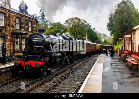 Thompson B1 verlassen Gothland (aidensfield) auf der North Yorkshire Steam Railway Stockfoto