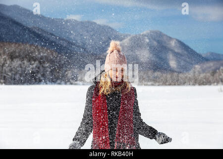 Frau macht Winterspaß an einem schneebedeckten, sonnigen Tag in Lika, Kroatien Stockfoto