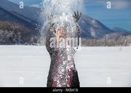 Winter Spaß an einem verschneiten, sonnigen Tag in Lika, Kroatien Stockfoto