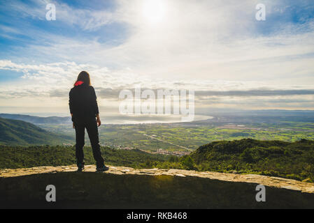 Mädchen bewundern Sie einen malerischen Blick von der Spitze eines Hügels in Cap de Creus Halbinsel,Katalonien, Spanien Stockfoto